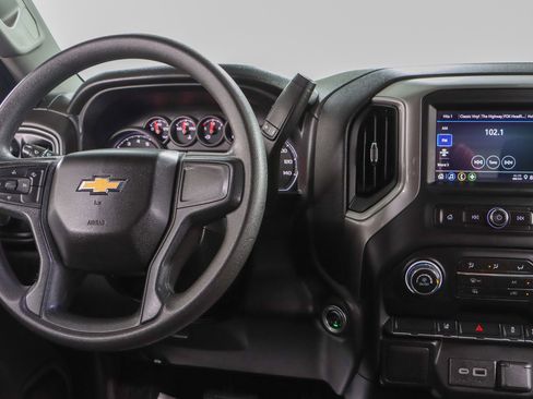 Used 2024 Chevrolet Silverado 2500 Custom image 17