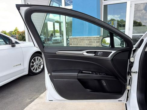 Used 2018 Ford Fusion SE w/ Equipment Group 602A FWD image 12