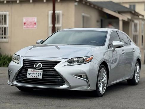 Used 2016 Lexus ES 350 w/ Navigation System Package image 5