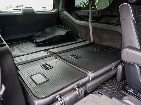 Used 2025 Cadillac Escalade ESV V AWD/4WD image 19