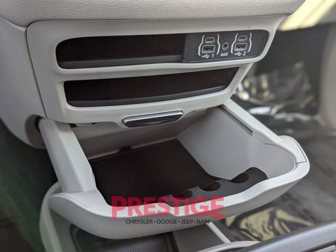 Used 2024 Chrysler Pacifica Select image 23