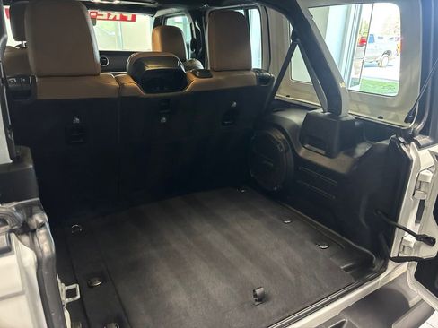 Used 2021 Jeep Wrangler Unlimited Sahara AWD/4WD image 5