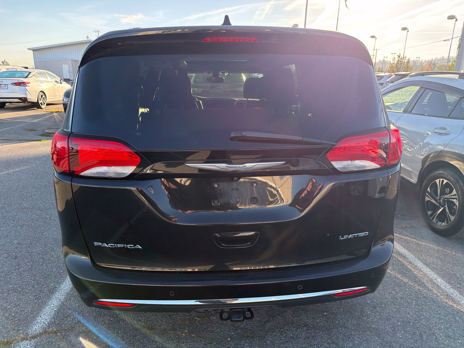 Used 2017 Chrysler Pacifica Limited w/ UConnect Theater Package FWD image 7