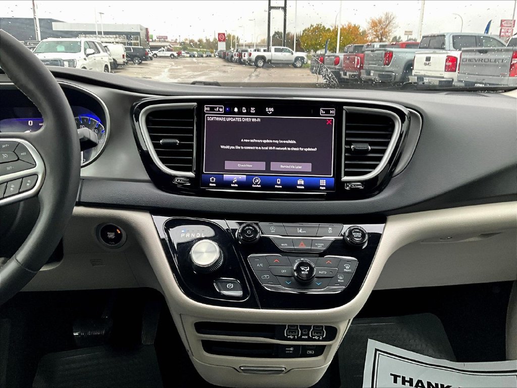 Used 2022 Chrysler Pacifica Touring-L FWD image 17