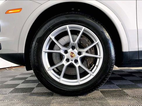 Certified 2022 Porsche Cayenne Platinum Edition image 21