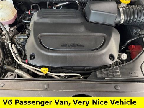 Used 2024 Chrysler Pacifica Touring-L image 10