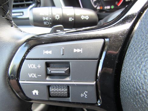 Used 2025 Honda Pilot Touring image 17