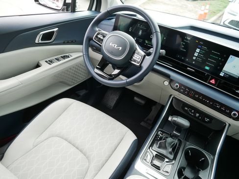 Used 2025 Kia Carnival EX FWD image 9