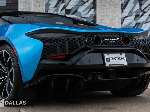 Used 2023 McLaren Artura image 12