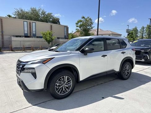 Used 2024 Nissan Rogue S FWD image 3