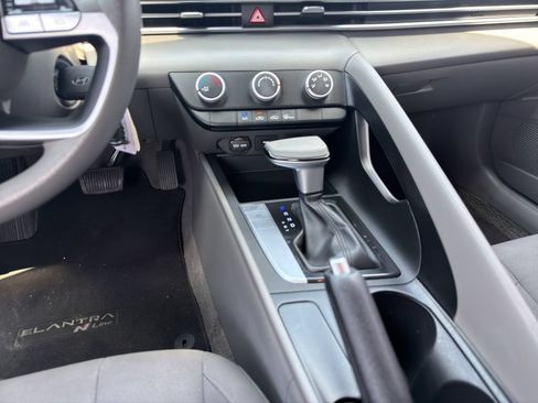 Used 2024 Hyundai Elantra SE FWD image 15