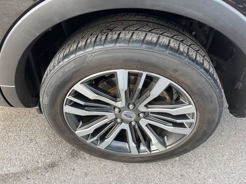 Used 2016 Ford Explorer Platinum image 17