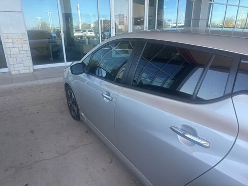 Used 2021 Nissan Leaf SV image 9