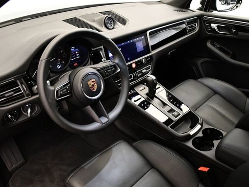 Used 2025 Porsche Macan image 4