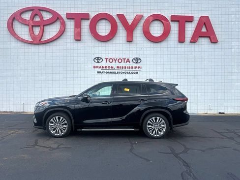 Used 2025 Toyota Highlander Platinum AWD/4WD image 5
