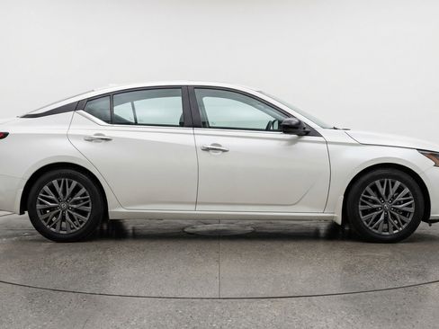 Used 2025 Nissan Altima 2.5 SV FWD image 11