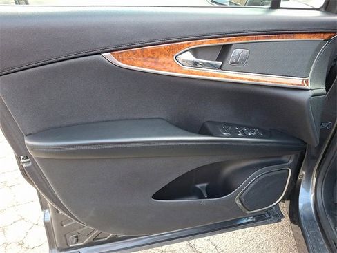 Used 2019 Lincoln Nautilus Select image 12