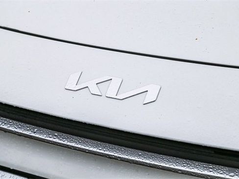 Certified 2025 Kia Niro LX image 6