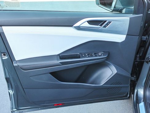 Used 2025 Volkswagen Taos SE image 22