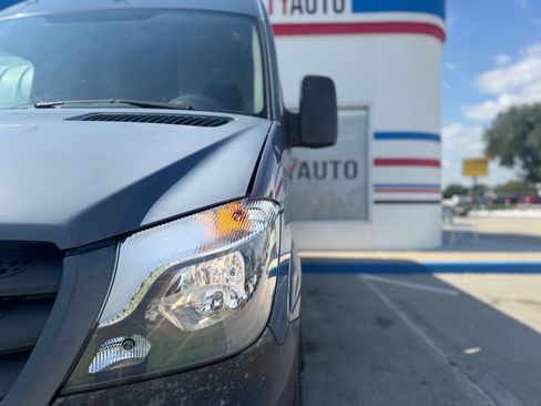 Used 2018 Mercedes-Benz Sprinter 2500 image 12