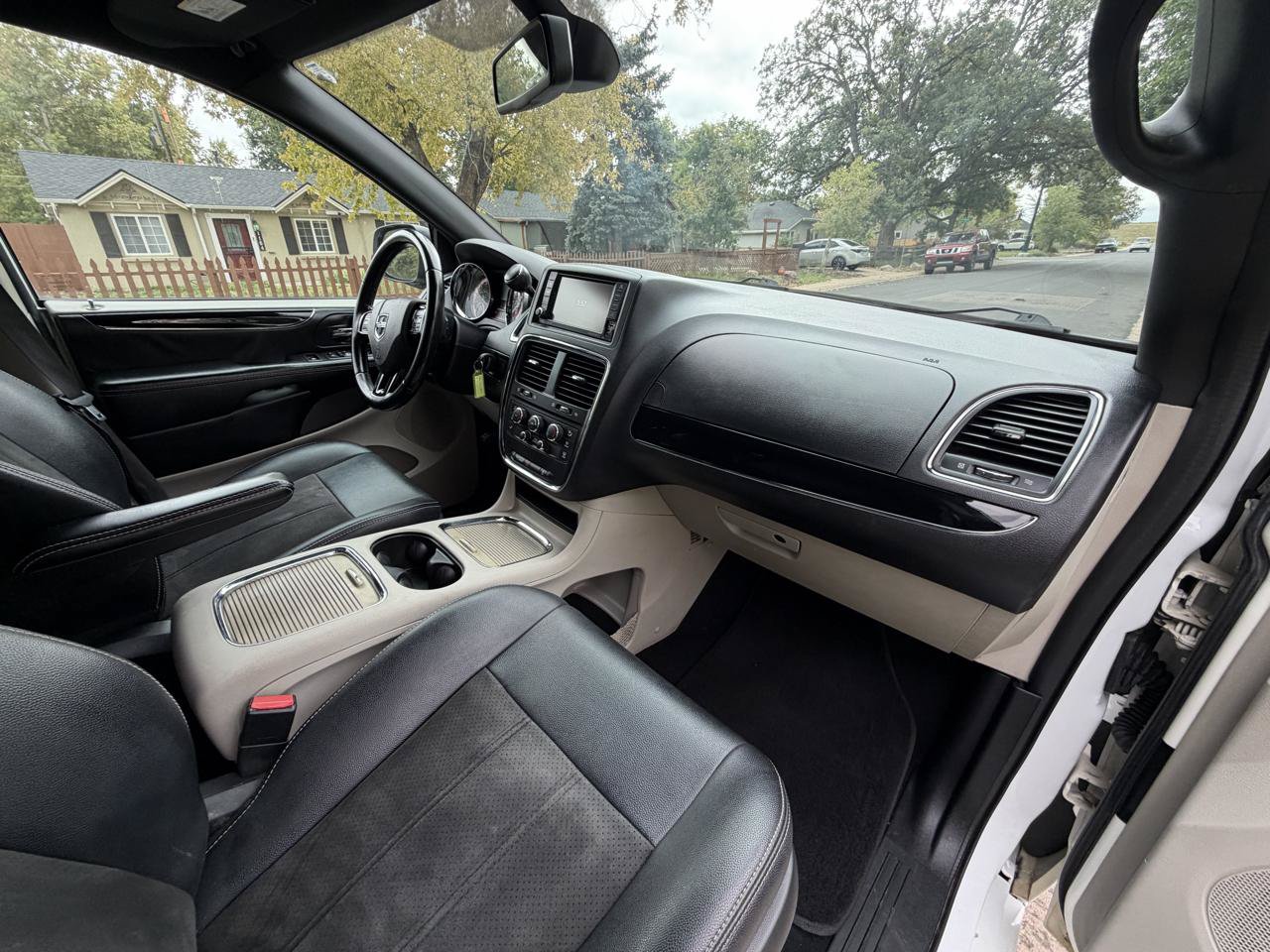 Used 2019 Dodge Grand Caravan SXT FWD image 17
