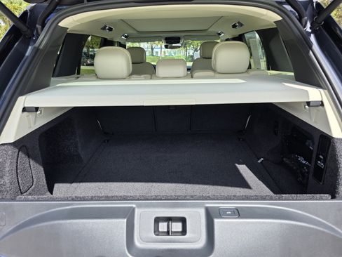 Certified 2025 Land Rover Range Rover SE image 17