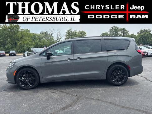 Used 2024 Chrysler Pacifica Touring-L w/ S Appearance Package FWD image 4