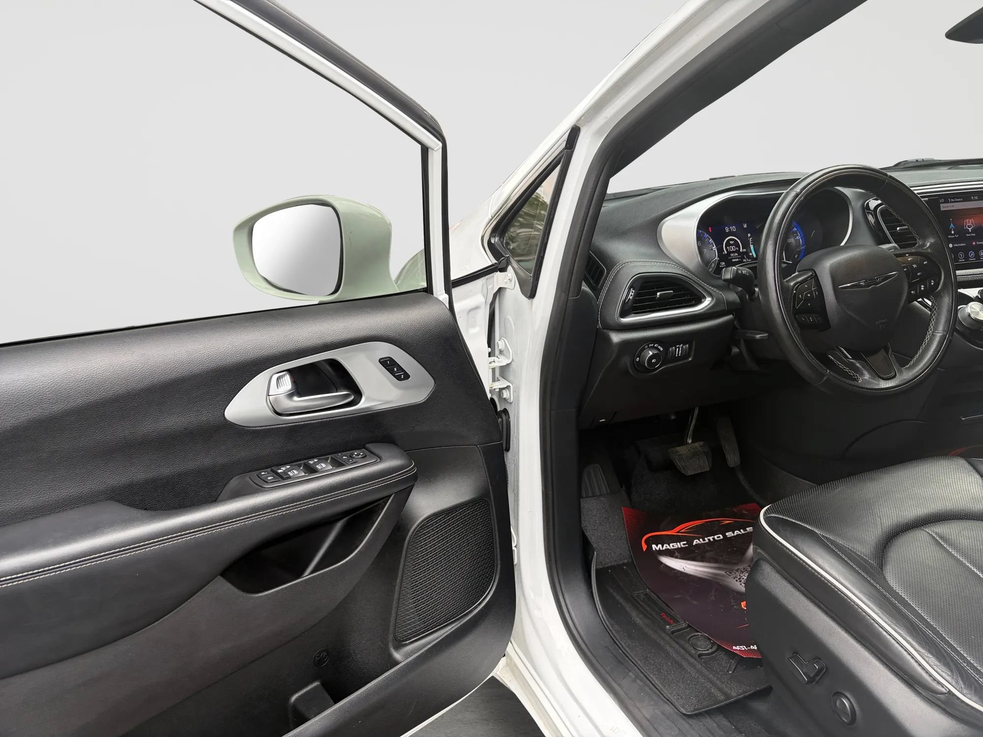 Used 2019 Chrysler Pacifica Limited w/ Advanced Safetytec Group FWD image 11