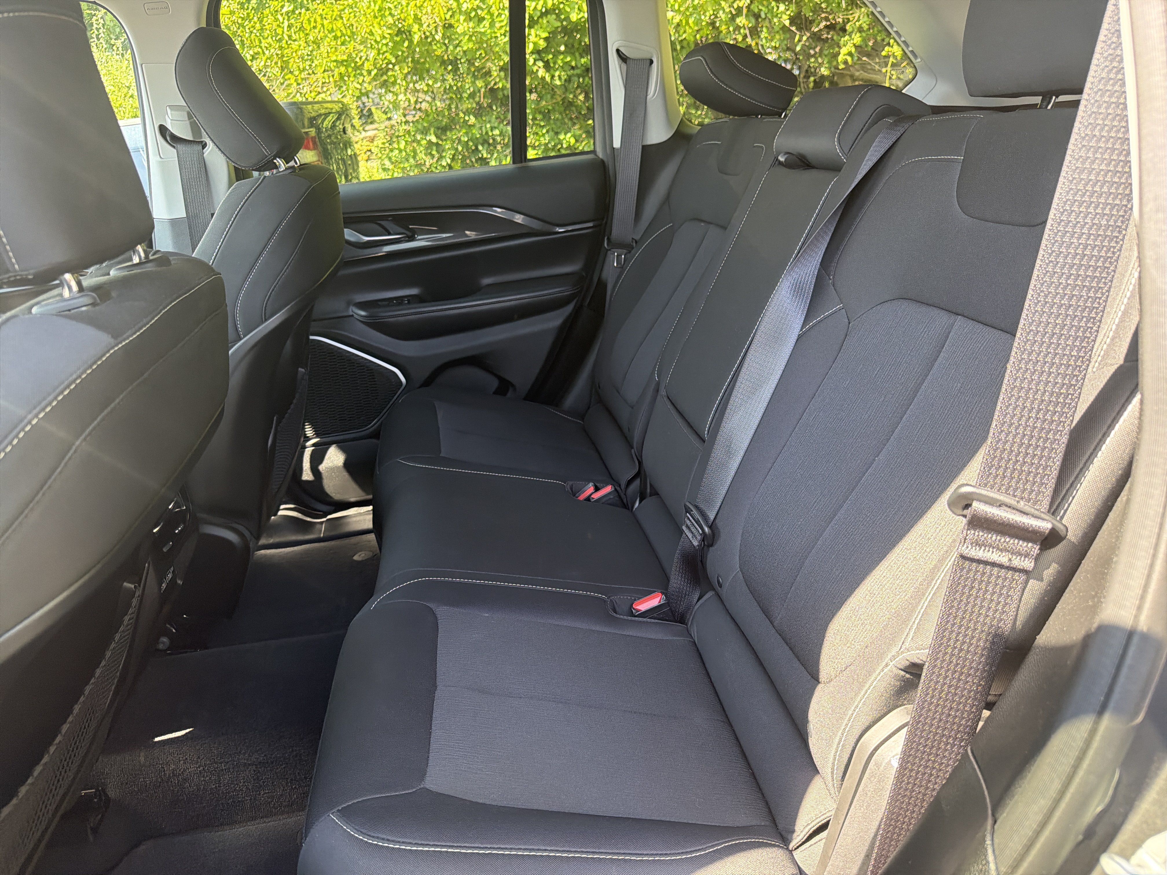 Used 2022 Jeep Grand Cherokee Laredo w/ Luxury Tech Group I AWD/4WD image 11