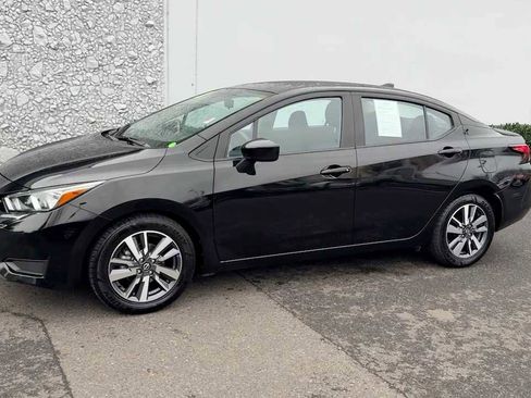 Used 2023 Nissan Versa SV image 2