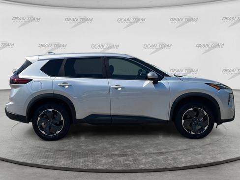 Used 2024 Nissan Rogue SV AWD/4WD image 9