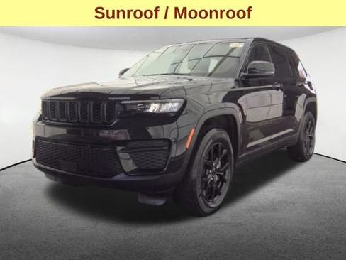 Used 2025 Jeep Grand Cherokee Altitude AWD/4WD image 4
