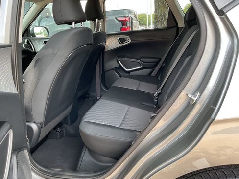 Used 2025 Kia Soul LX w/ LX Technology Package FWD image 7