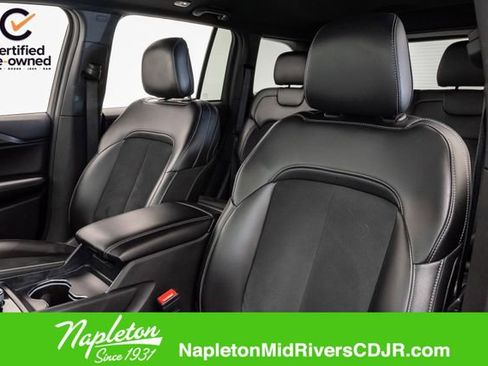 Used 2025 Jeep Grand Cherokee Altitude image 8