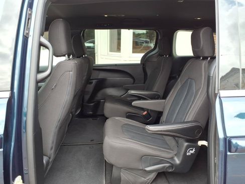Used 2022 Chrysler Pacifica Touring FWD image 10