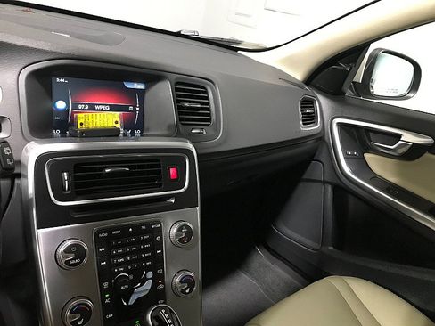 Used 2017 Volvo V60 T5 Platinum FWD image 27