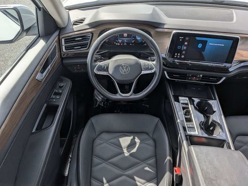 Used 2025 Volkswagen Atlas SE FWD image 17