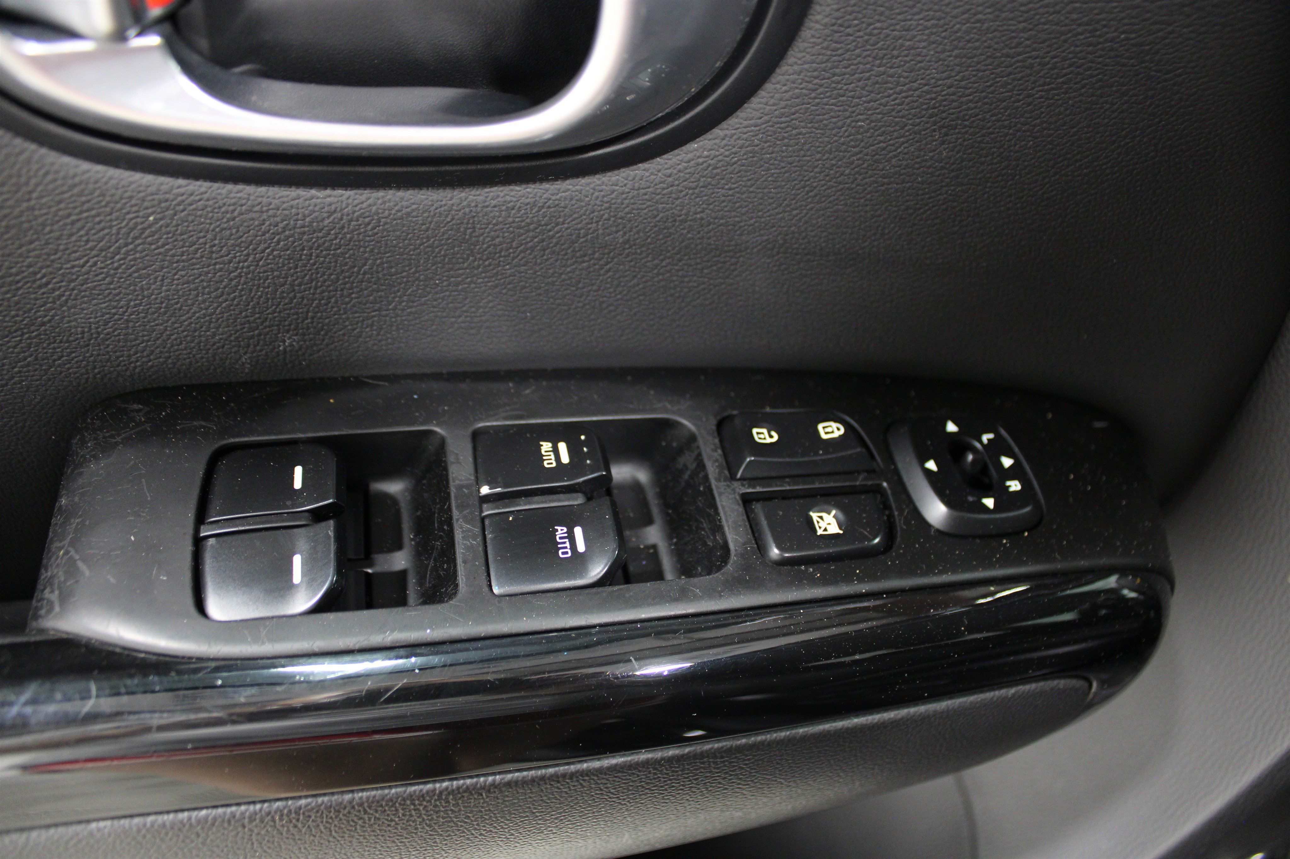 Used 2015 Kia Soul ! FWD image 16