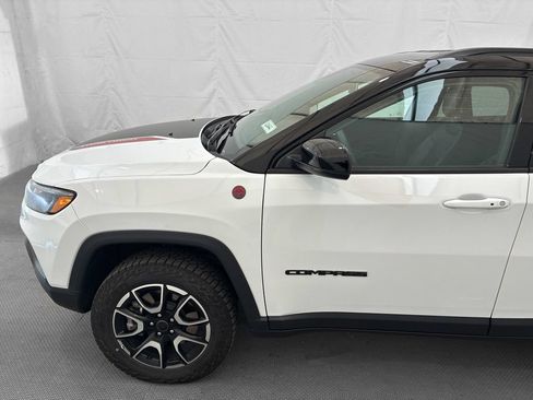 Used 2025 Jeep Compass Trailhawk AWD/4WD image 3