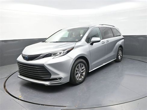 Used 2023 Toyota Sienna XLE image 3