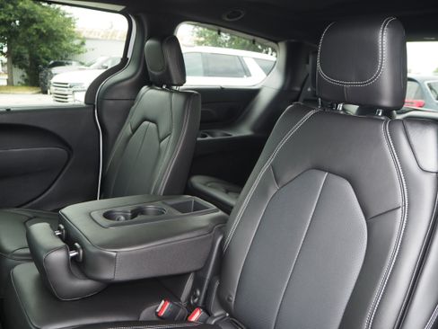 New 2025 Chrysler Pacifica Select w/ Uconnect Theater Family Group image 17