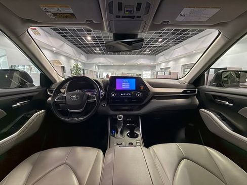 Used 2023 Toyota Highlander L image 16