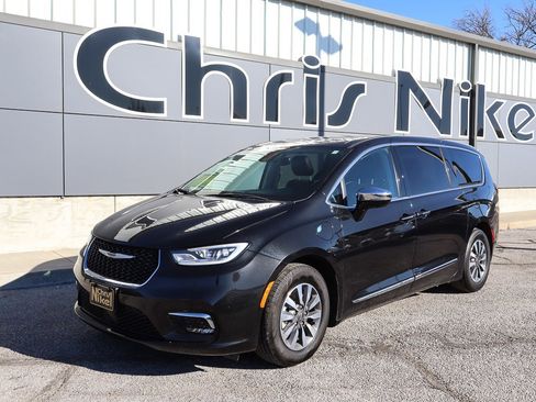 Used 2023 Chrysler Pacifica Limited image 1