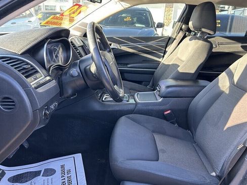 Used 2020 Chrysler 300 Touring image 39