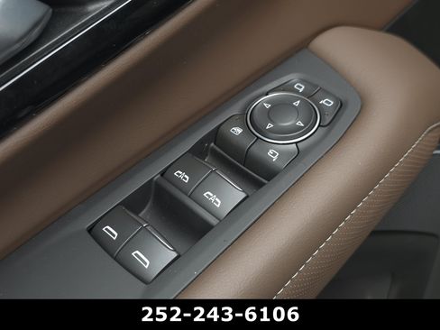 Used 2025 Chevrolet Suburban High Country AWD/4WD image 28