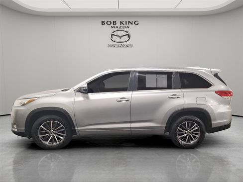 Used 2018 Toyota Highlander XLE FWD image 2