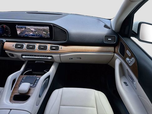 Used 2025 Mercedes-Benz GLE 450e 4MATIC image 18