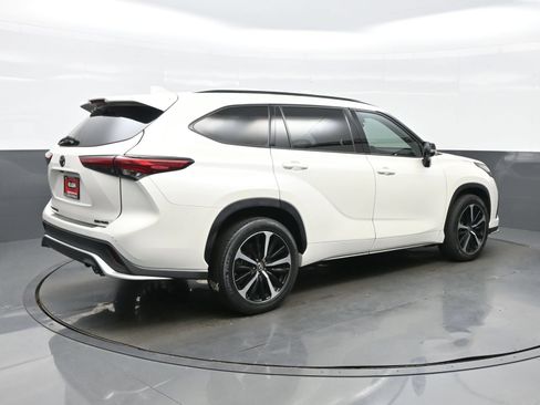 Used 2021 Toyota Highlander XSE AWD/4WD image 6