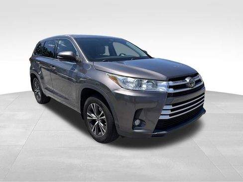 Used 2017 Toyota Highlander Plus AWD/4WD image 8