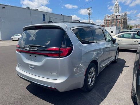 Used 2023 Chrysler Pacifica Limited FWD image 3